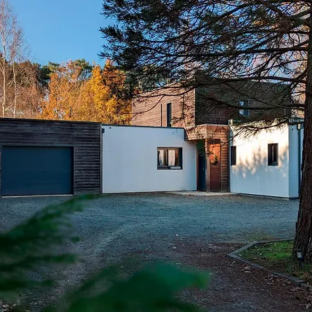 Holiday home Maison Architecte, Parc Arbore & Bbq, 10 Min Du Circuit Fille